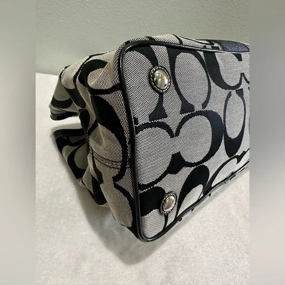 Like New Coach Signature Caryall F19190 with Kisslock and matching wristlet - Picture 9 of 15